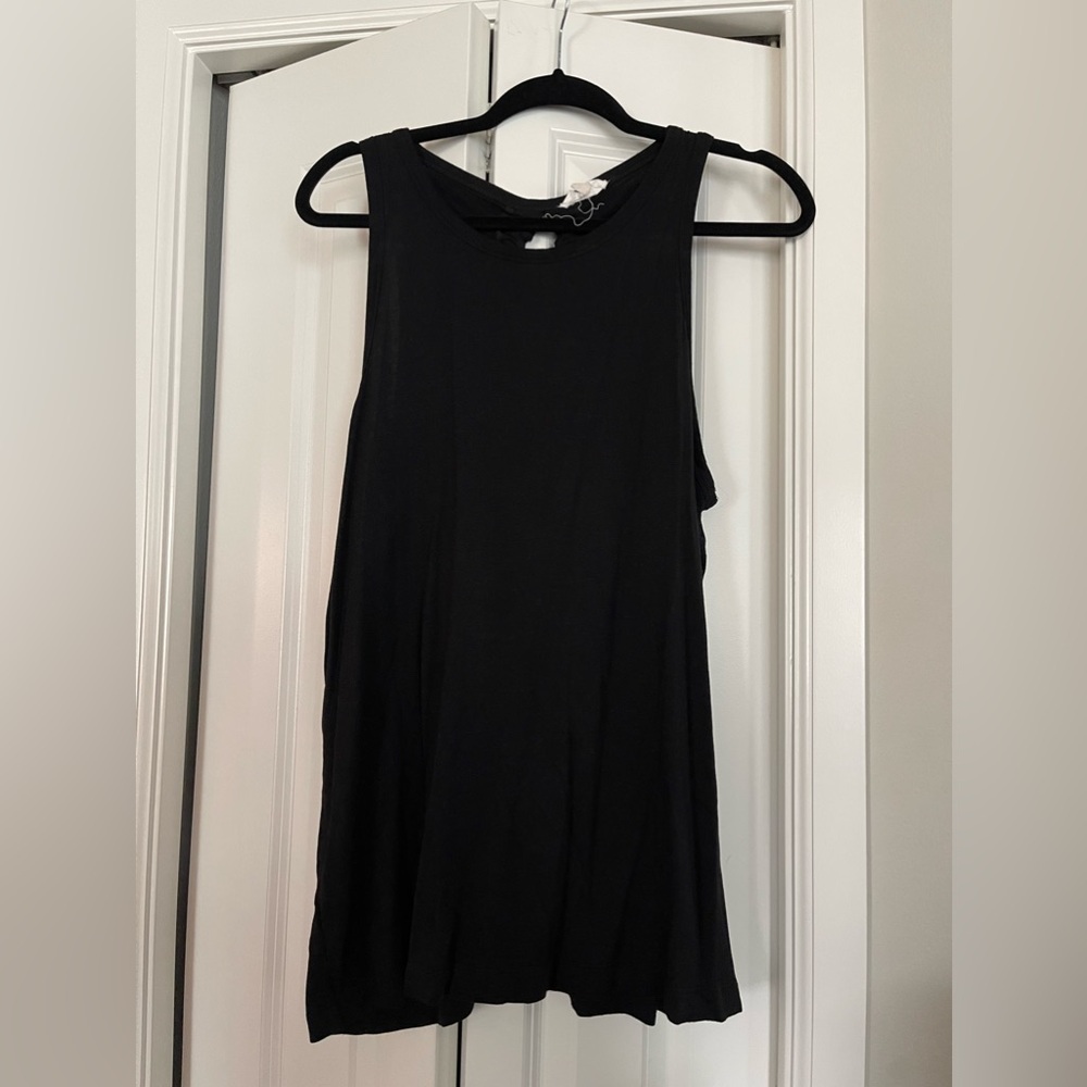 Black tank - back keyholes bow detail
